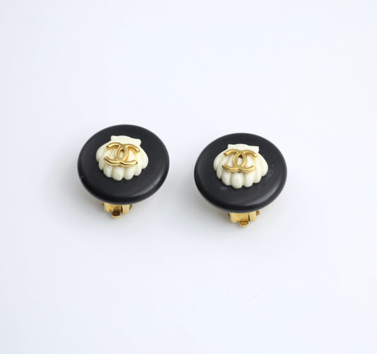 CHANEL Chanel Vintage 96C Gold Plated Black And White Shell Earrings - Onesize Fashion Jewellery - Used fashion item from Wararni