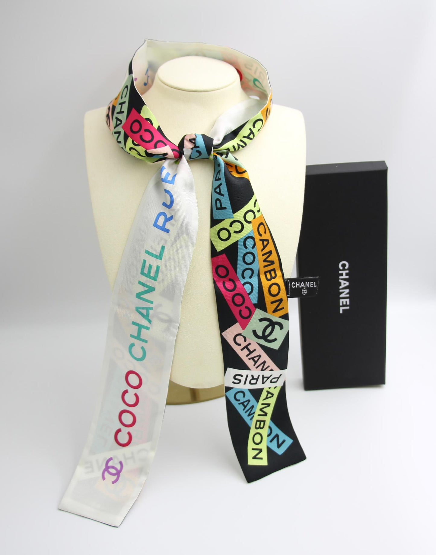 CHANEL Chanel 100 Silk Multicolour Coco Mark Scarf - Onesize Accessories - Vintage fashion from Wararni