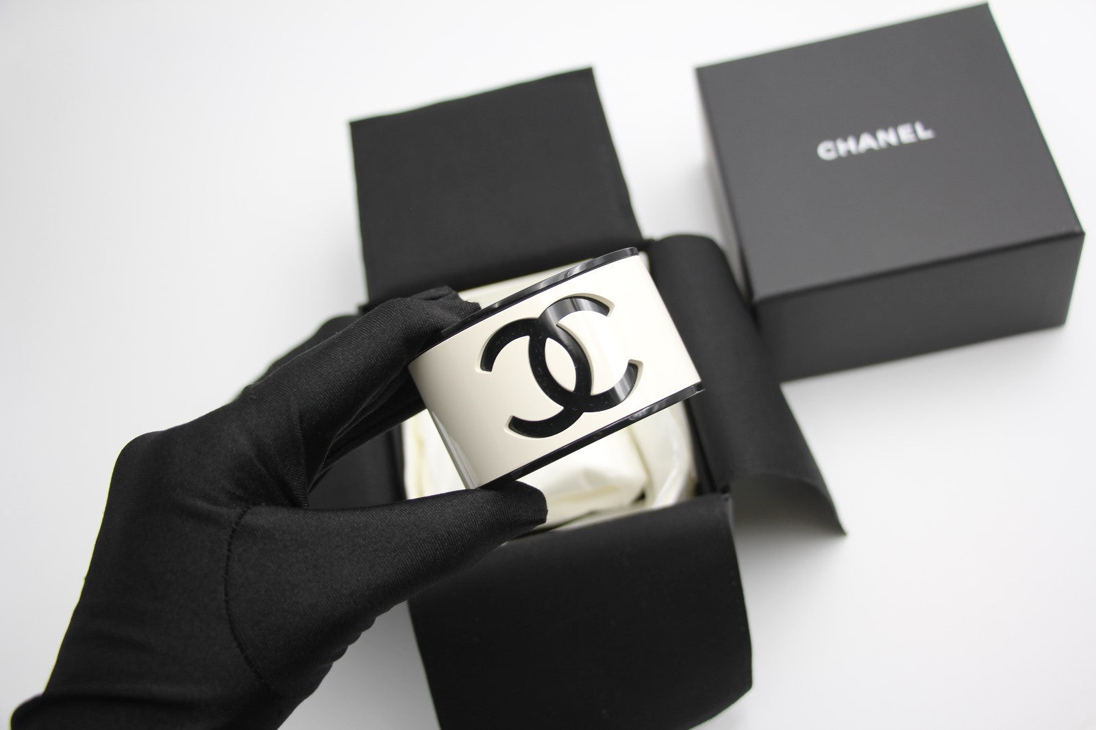 CHANEL Chanel B23 Acrylic Cc Black And White Bracelet - Onesize Fashion Jewellery - Used fashion item from Wararni