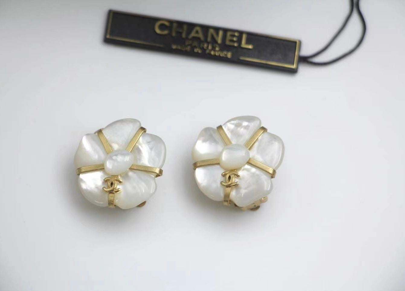 CHANEL Chanel Vintage 01A Mother-Of-Pearl White Earrings - Onesize Fashion Jewellery - Used fashion item from Wararni