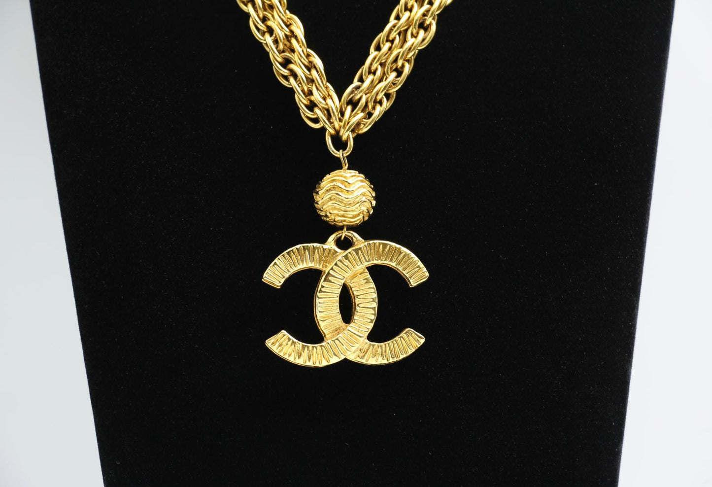 Chanel Vintage 71 80 Year Gold Plated Cc Logo Ball Pendant Necklace