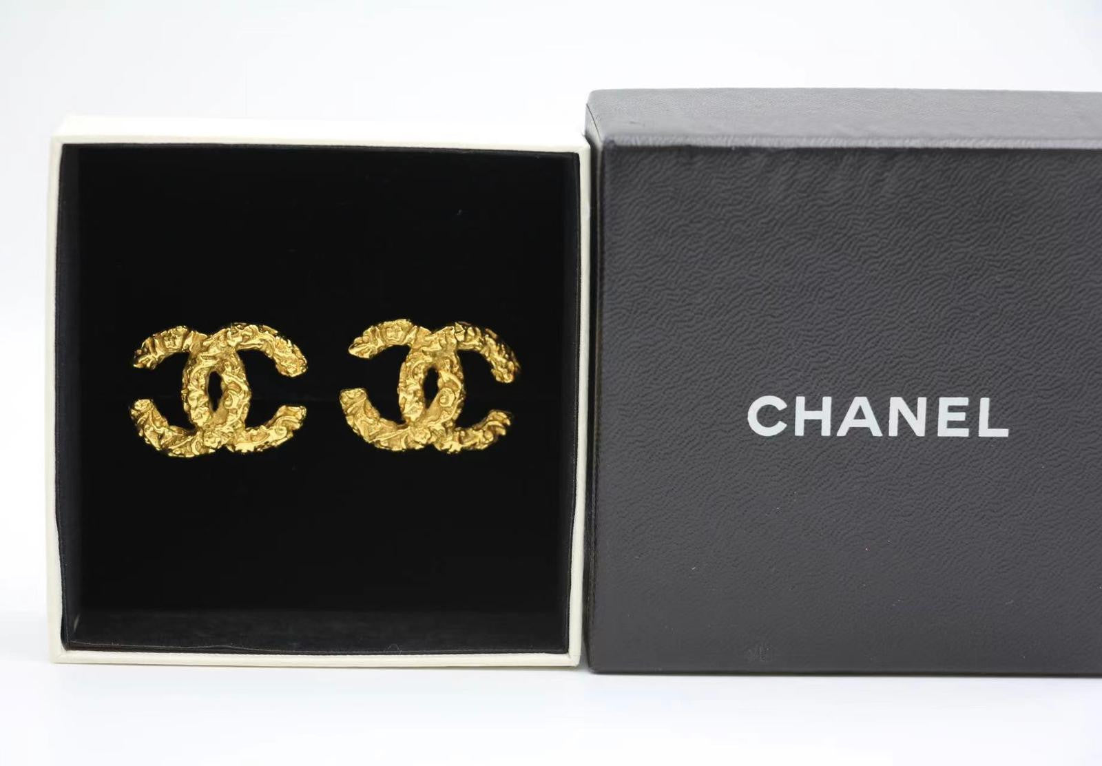 CHANEL Chanel Vintage 93A Lava Gold Clip-On Earrings - Onesize Fashion Jewellery - Vintage fashion from Wararni