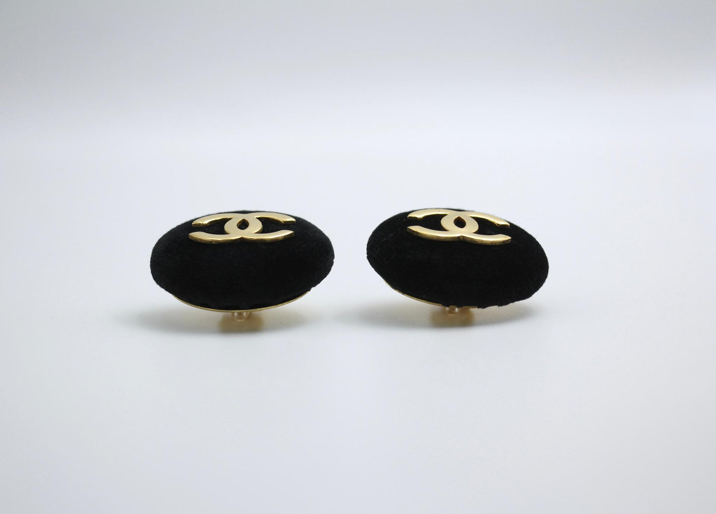 Chanel Vintage 86 Black Velvet Gold-Plated Round Large Cc Earrings