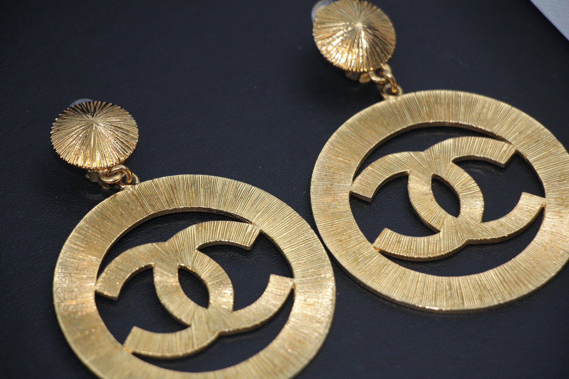 CHANEL Chanel Logo Earrings - Onesize earrings - Used fashion item from Wararni