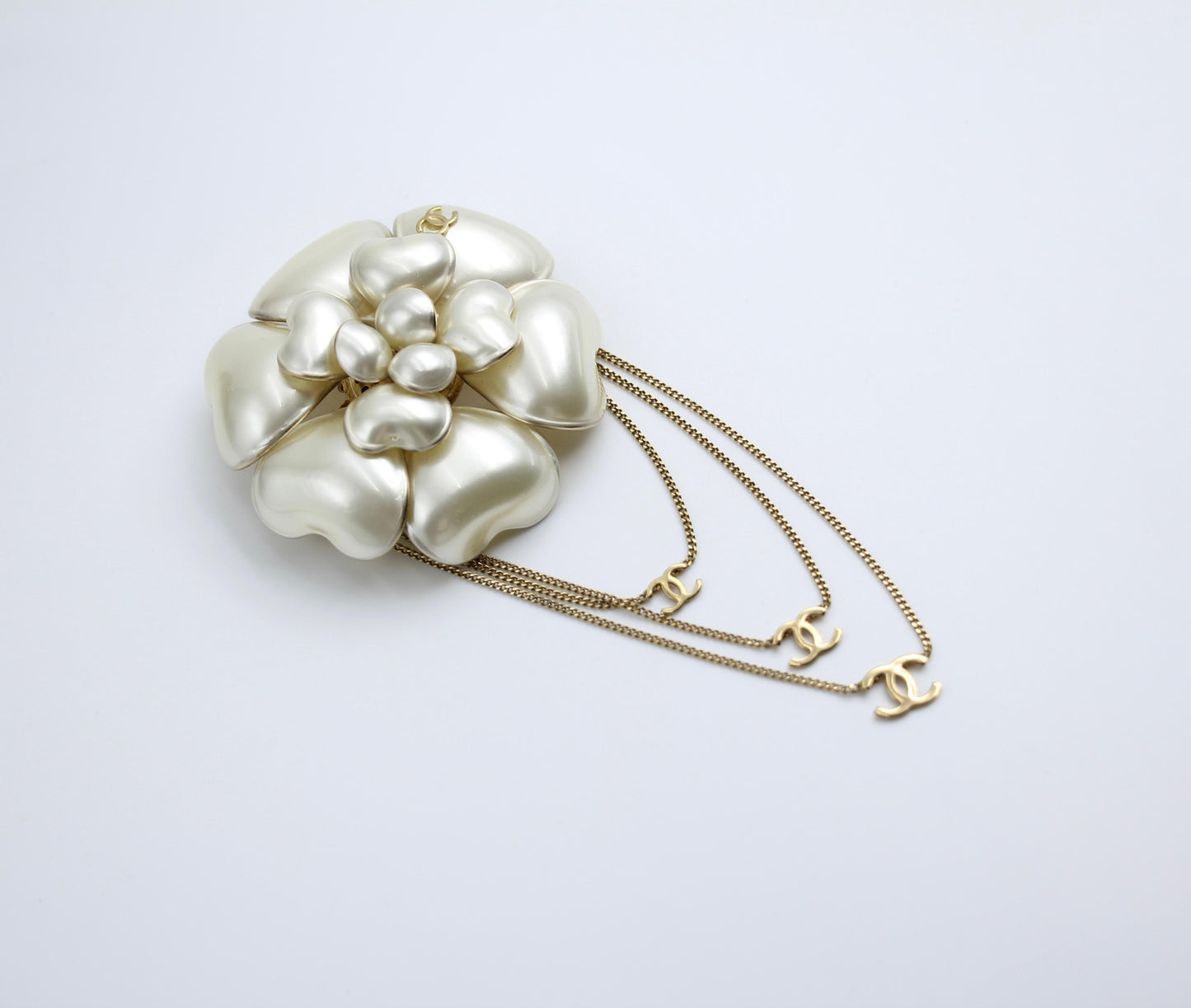 CHANEL Chanel Vintage 02A Imitation Pearl White Camellia Three Cc Brooch - Onesize Fashion Jewellery - Used fashion item from Wararni