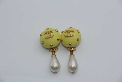 CHANEL Chanel Yellow Earrings - Onesize Fashion Jewellery - Secondhand luxury from Wararni