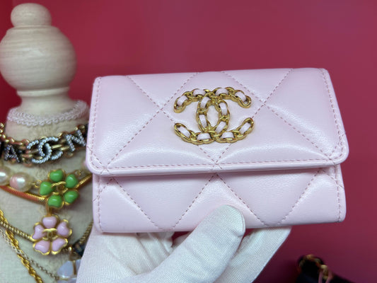 CHANEL Chanel 19 Year Leather Cherry Blossom Pink Wallet Card Holder - Onesize Accessories - Secondhand luxury from Wararni