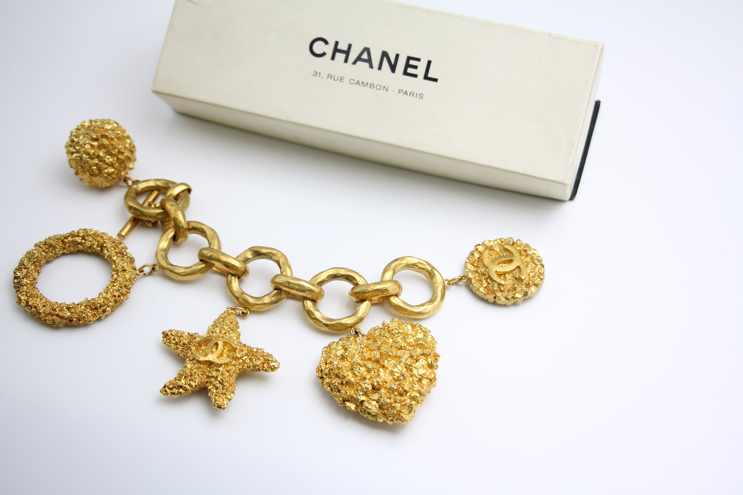 CHANEL Chanel Charms Bracelet - Onesize Fashion Jewellery - Used fashion item from Wararni