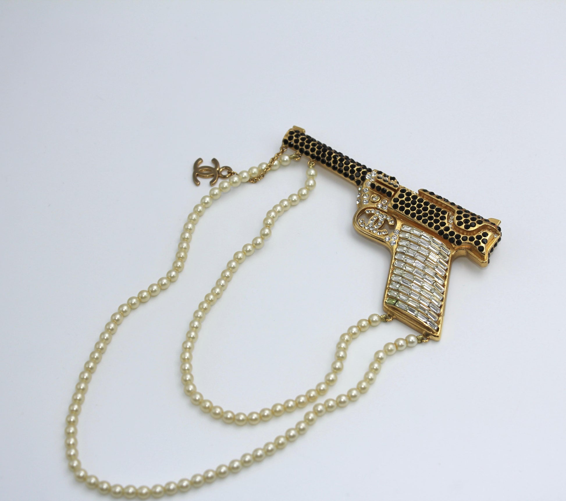 CHANEL Chanel Vintage 01A Rhinestone Cc Imitation Pearl Chain Large Pistol Brooch - Onesize chain - Secondhand luxury from Wararni