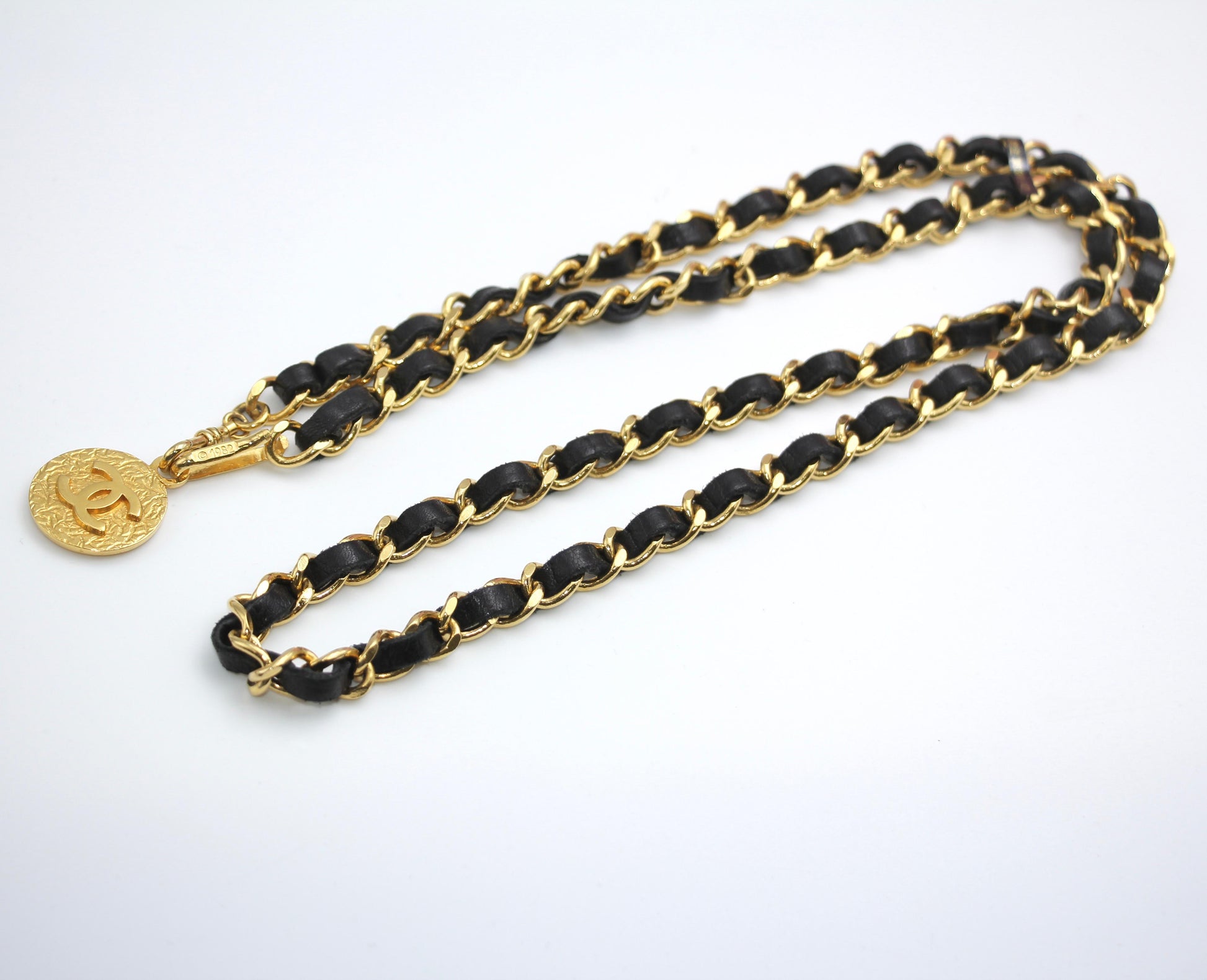 CHANEL Chanel Vintage 82 Gold Plated Leather Gold Coin Chain Waist Chain - Onesize chain - Secondhand luxury from Wararni