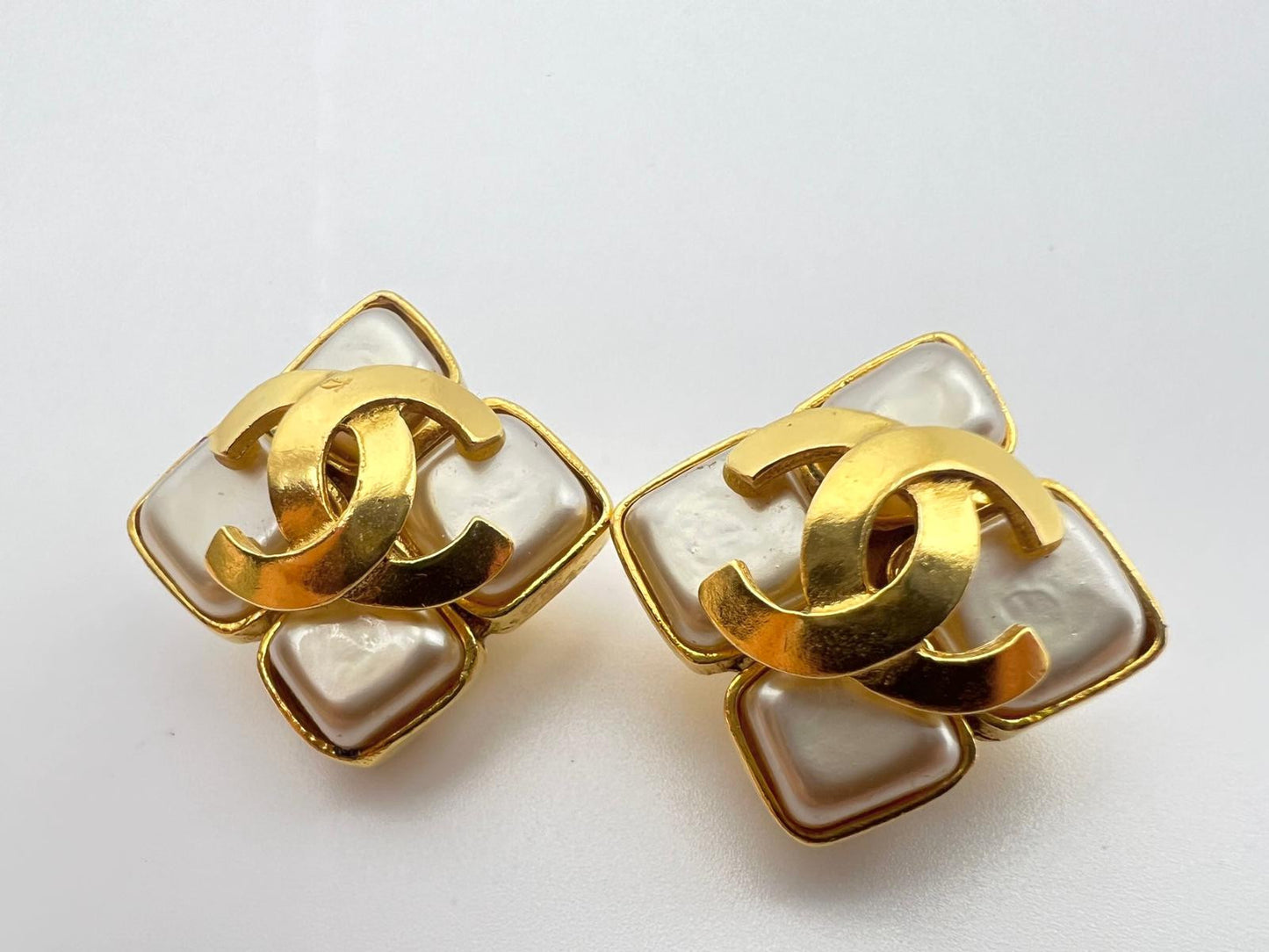 Chanel 1995 Pearl Rhombic Gold Plated Earrings Clip On