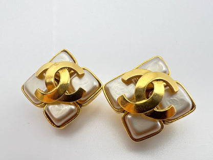 Chanel 1995 Pearl Rhombic Gold Plated Earrings Clip On