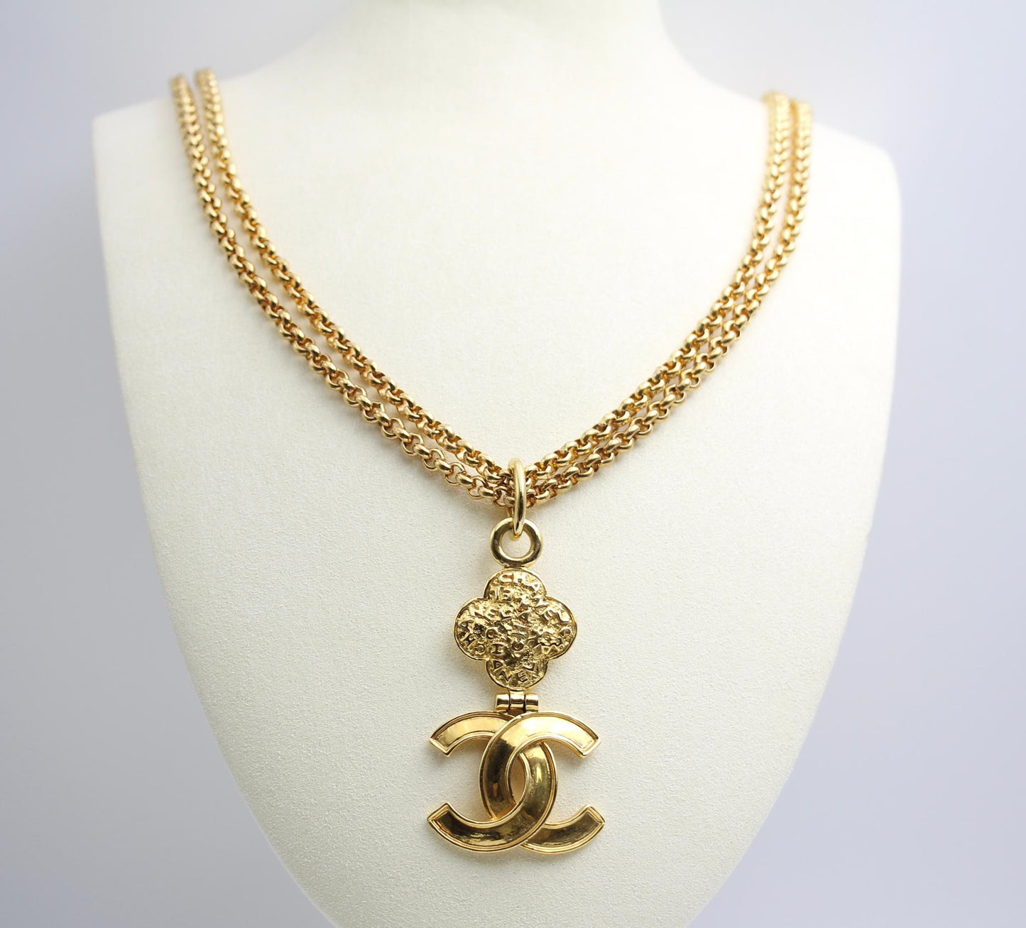 Chanel Vintage 95A Gold-Plated Plain Gold Flower Necklace