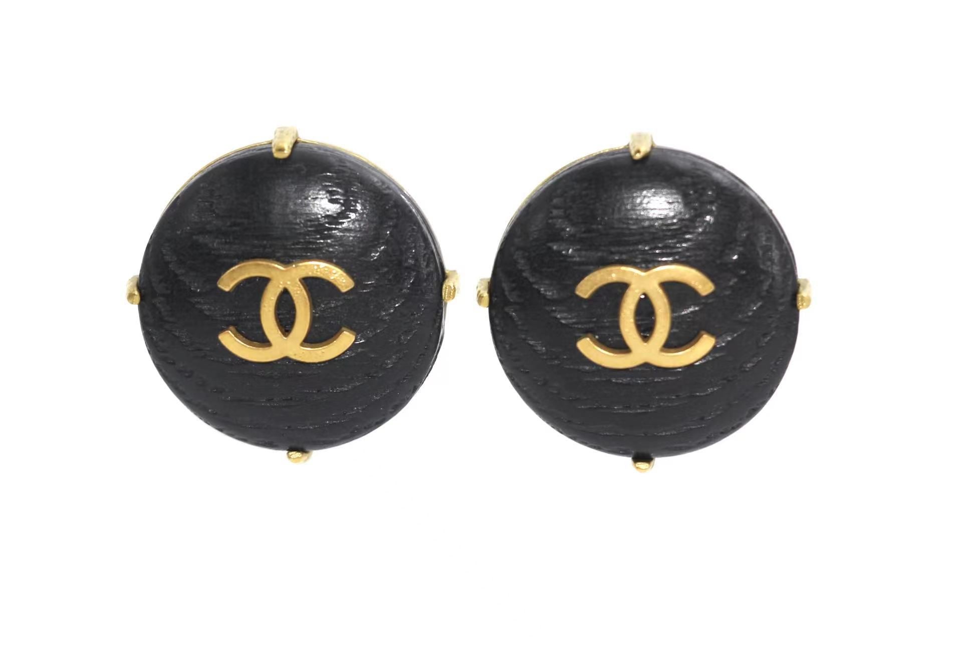 CHANEL Chanel Vintage 94A Wood Black Clip-On Earrings - Onesize Fashion Jewellery - Vintage fashion from Wararni