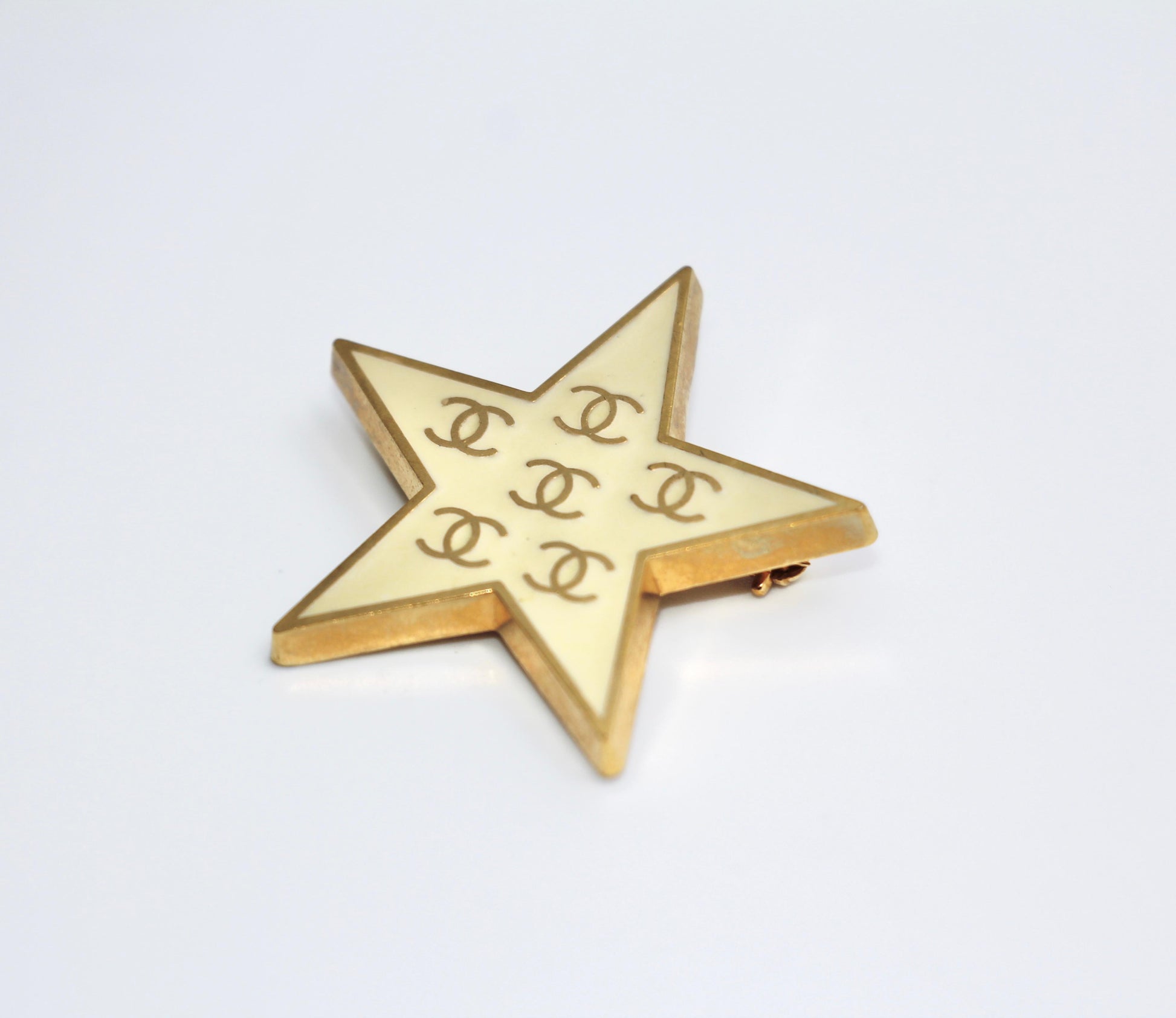 CHANEL Chanel Vintage 01P Metal Yellow Star Brooch - Onesize Fashion Jewellery - Secondhand luxury from Wararni