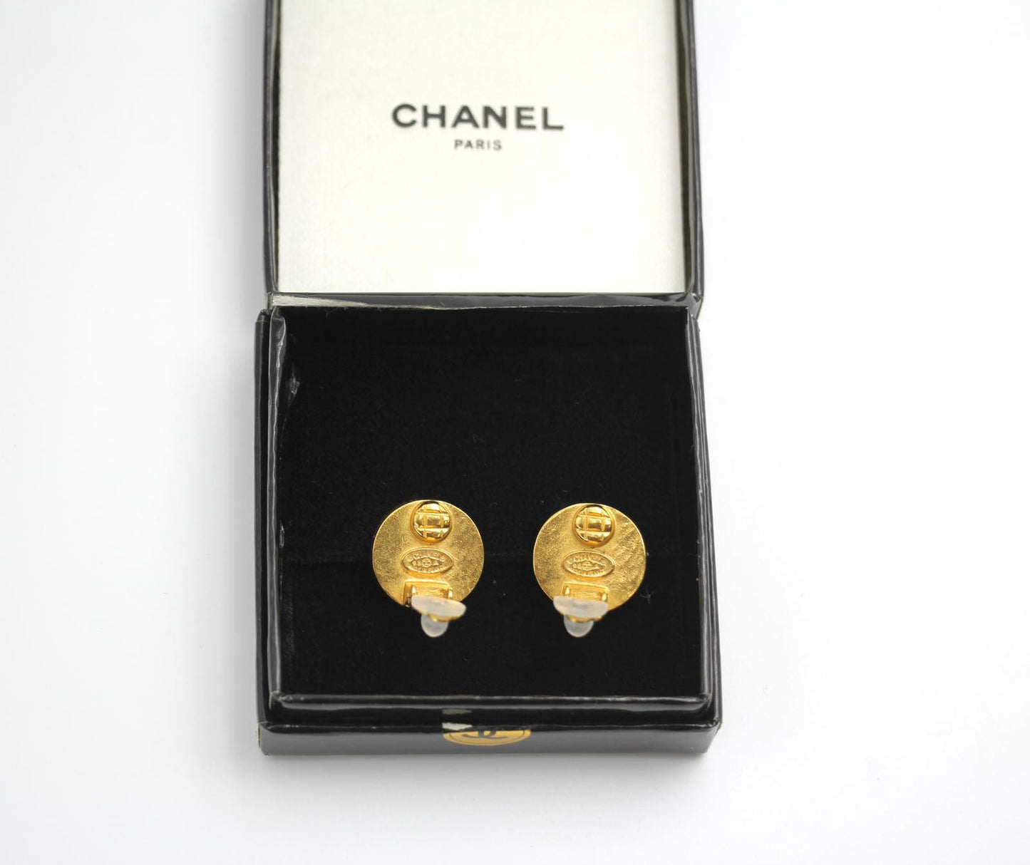 Chanel Vintage 95A Mother-Of-Pearl Round White Thin Cc Earrings