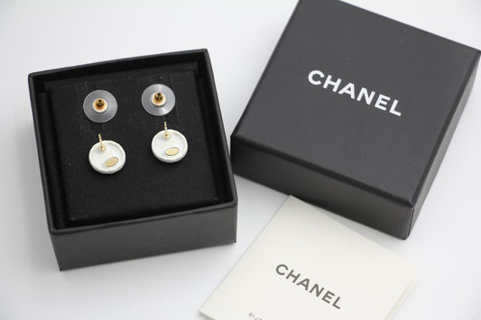 CHANEL Chanel 19C Resin White Round Earrings - Onesize Fashion Jewellery - Vintage fashion from Wararni