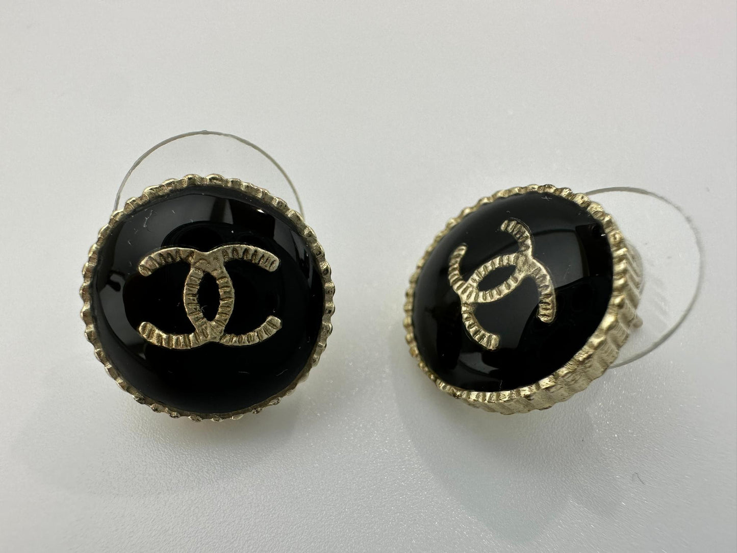 CHANEL Chanel A17 Metal Resin Cc Logo Earrings - Onesize Fashion Jewellery - Secondhand luxury from Wararni