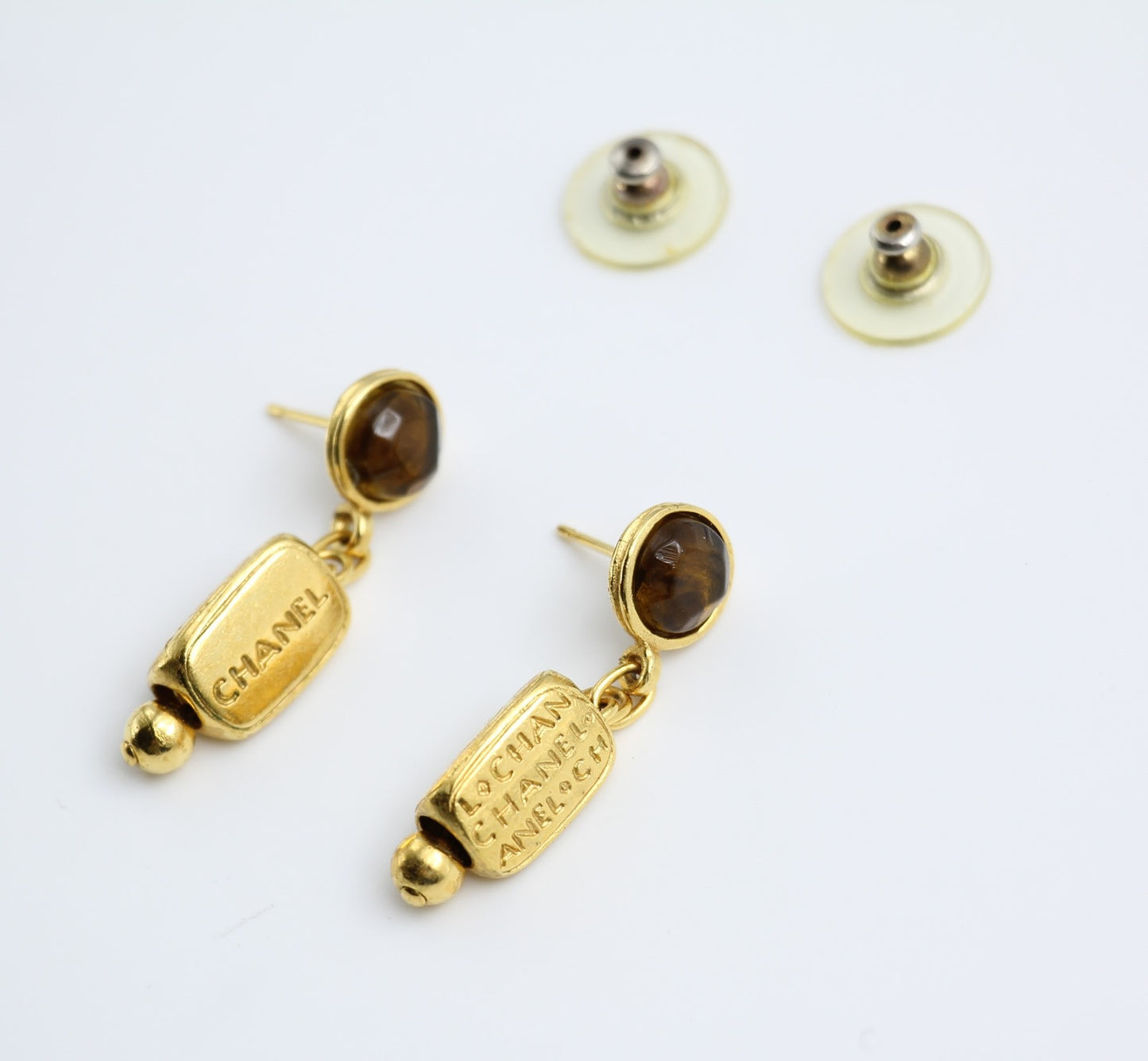 CHANEL Chanel Vintage 99A Glazed Orange Gold-Plated Egyptian Style Earrings With English Words - Onesize Fashion Jewellery - Secondhand luxury from Wararni