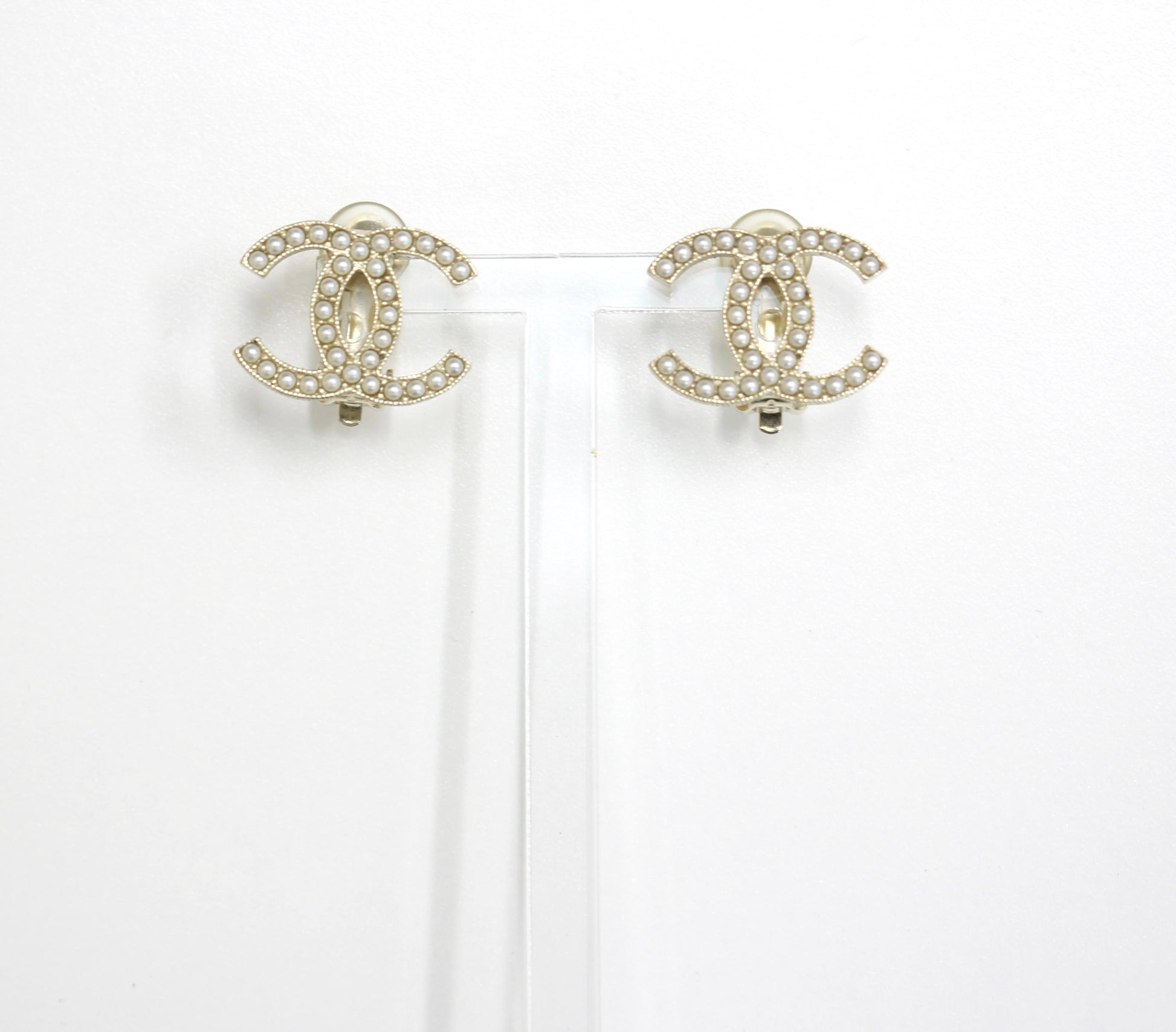 CHANEL Chanel 17A Imitation Pearl White Cc Large Earrings - Onesize earrings - Used fashion item from Wararni