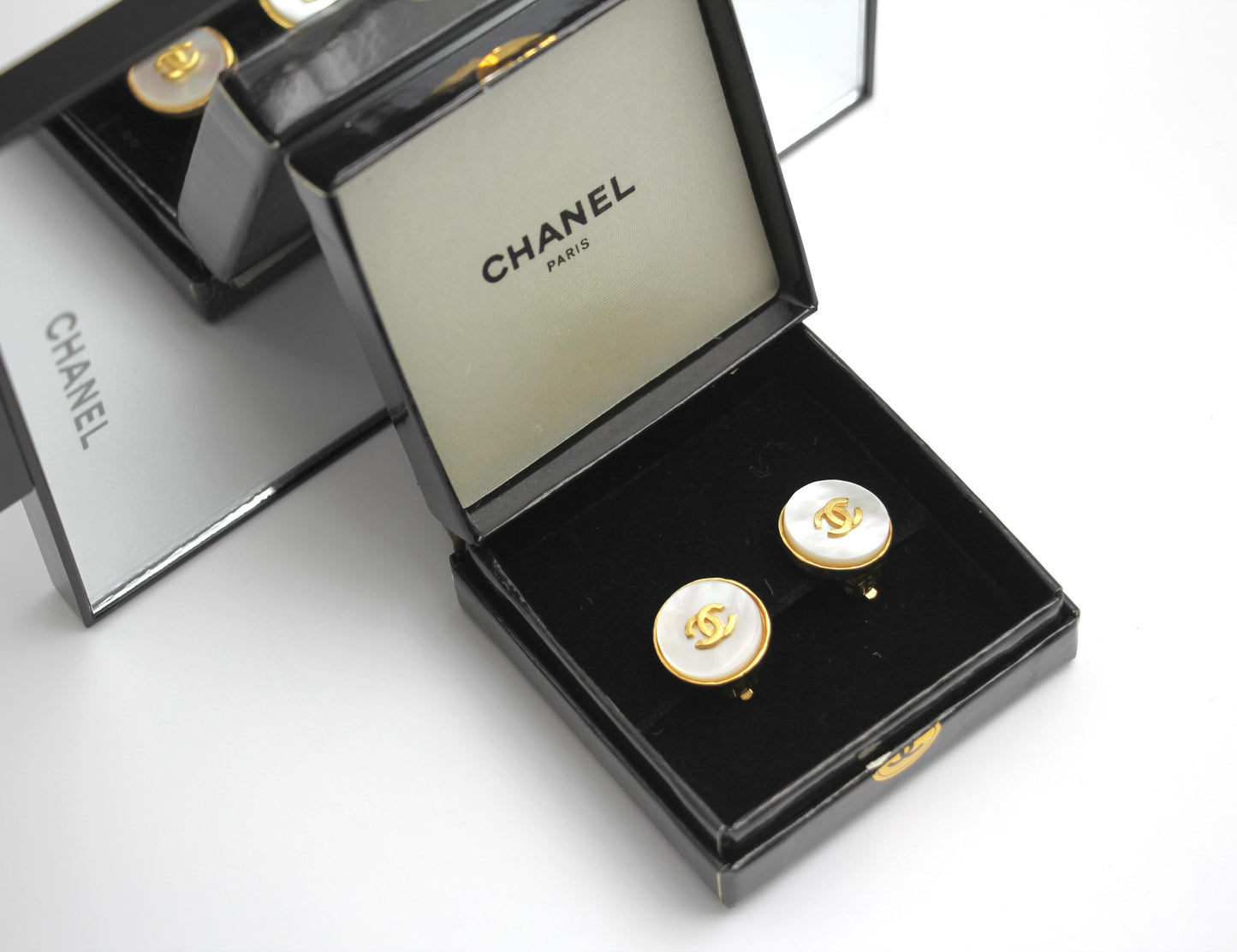 CHANEL Chanel Vintage 95A Mother-Of-Pearl Round White Thin Cc Earrings - Onesize Fashion Jewellery - Secondhand luxury from Wararni