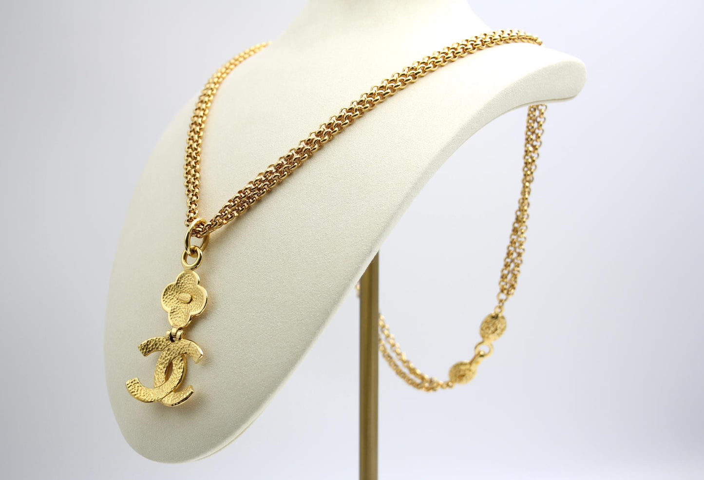 Chanel Vintage 95A Gold-Plated Plain Gold Flower Necklace