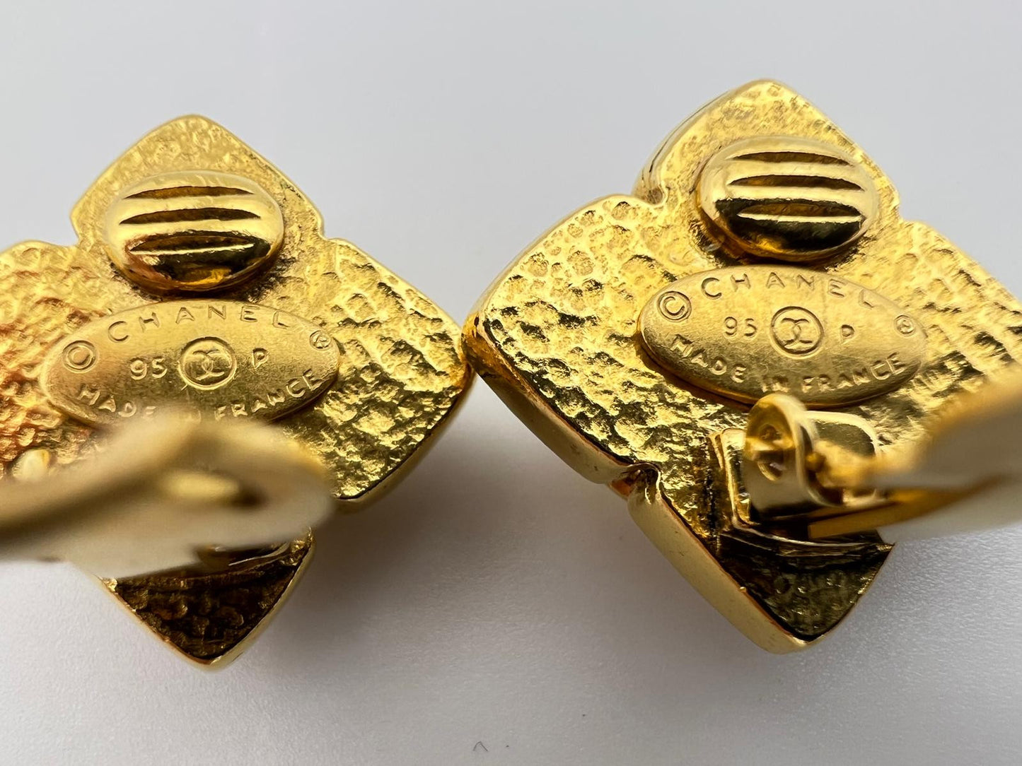 Chanel 1995 Pearl Rhombic Gold Plated Earrings Clip On