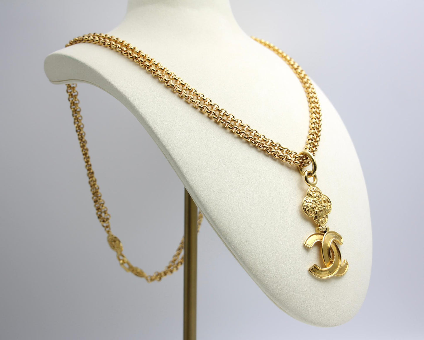 Chanel Vintage 95A Gold-Plated Plain Gold Flower Necklace