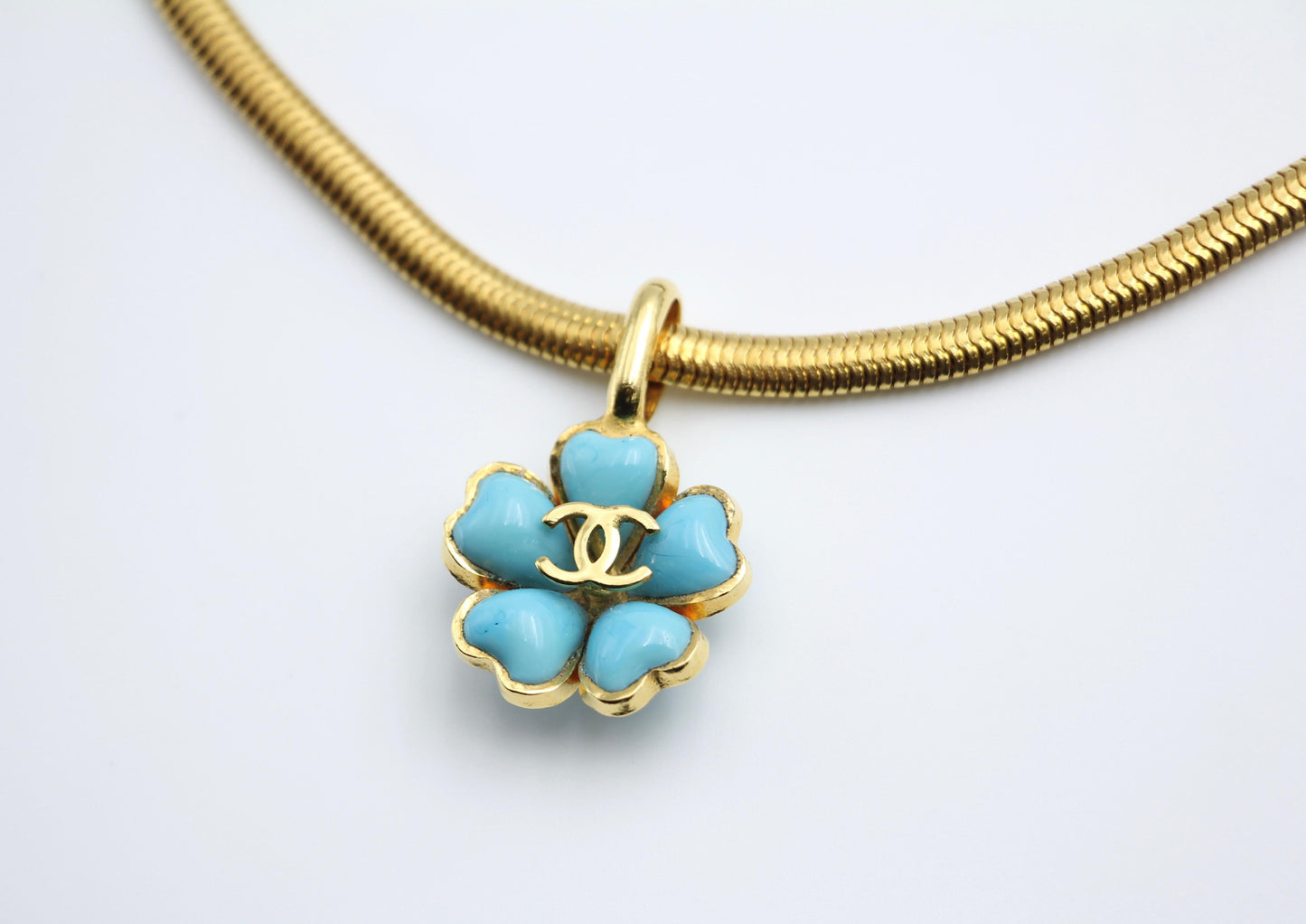 CHANEL Chanel Vintage 97P Gripoix Blue Camellias Pendant Necklace - Onesize Fashion Jewellery - Used fashion item from Wararni