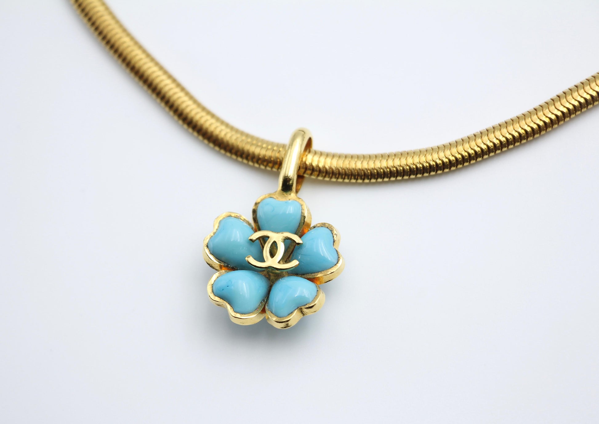 CHANEL Chanel Vintage 97P Gripoix Blue Camellias Pendant Necklace - Onesize Fashion Jewellery - Used fashion item from Wararni