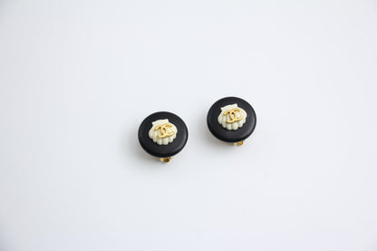 CHANEL Chanel Vintage 96C Gold Plated Resin Shell Cc Logo Ear Clip - Onesize Fashion Jewellery - Secondhand luxury from Wararni