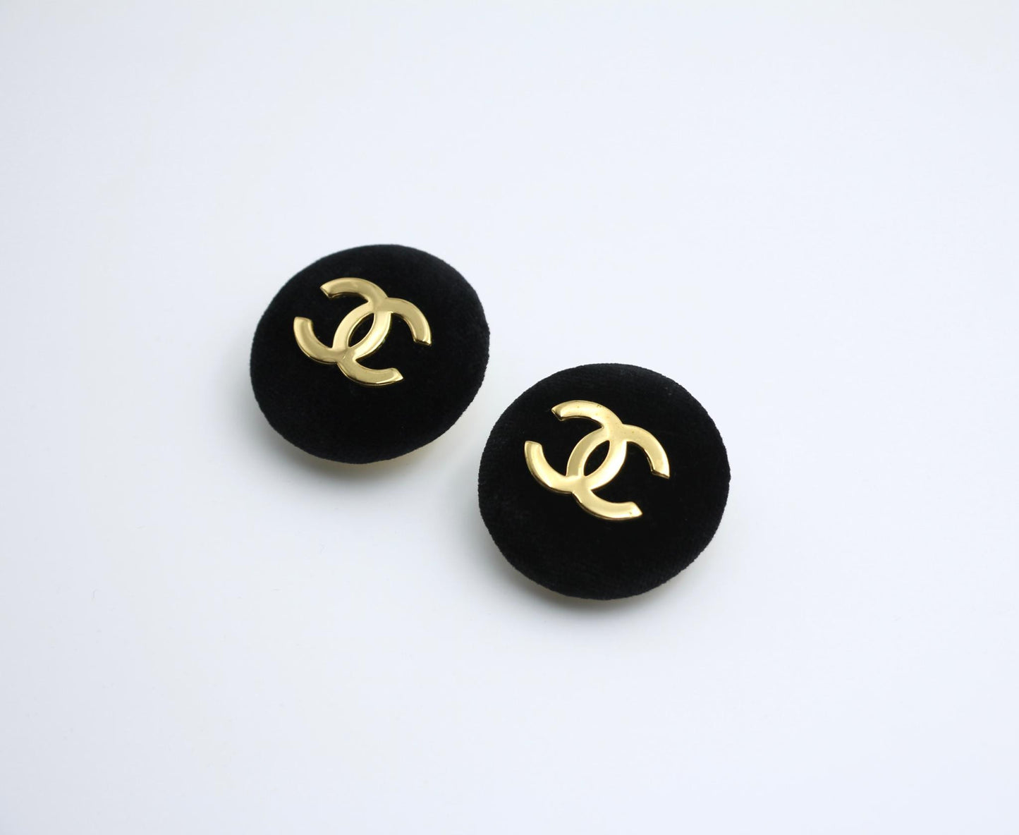 Chanel Vintage 86 Black Velvet Gold-Plated Round Large Cc Earrings