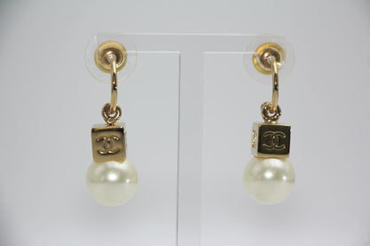 CHANEL Chanel Vintage 02 Imitation Pearl Gold Square Cc Drop Earrings - Onesize Fashion Jewellery - Vintage fashion from Wararni