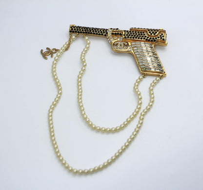 CHANEL Chanel Vintage 01A Rhinestone Cc Imitation Pearl Chain Large Pistol Brooch - Onesize Fashion Jewellery - Secondhand luxury from Wararni