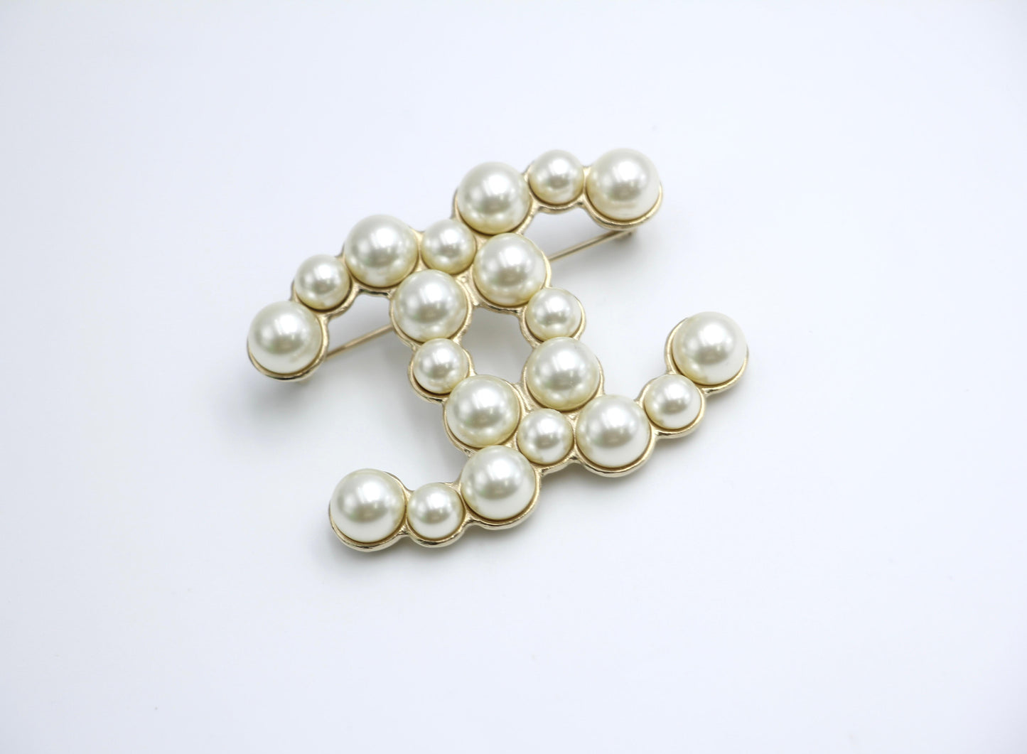 CHANEL Chanel 13S Imitation Pearl Cc Brooch G Dragon Same Style - Onesize Fashion Jewellery - Secondhand luxury from Wararni