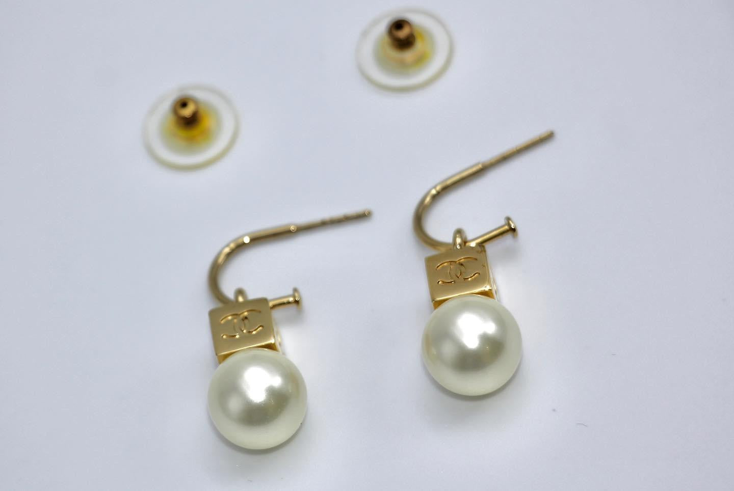 Chanel Vintage 02 Imitation Pearl Gold Square Cc Drop Earrings