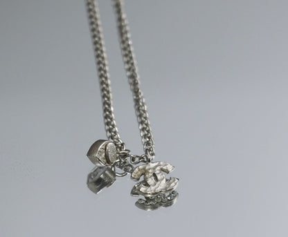 CHANEL Chanel Vintage 06P Rhinestone Silver Heart-Shaped Necklace - Onesize Fashion Jewellery - Secondhand luxury from Wararni