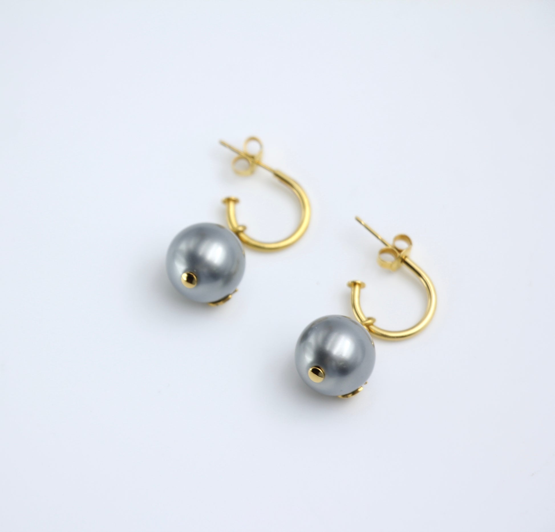 CHANEL Chanel Vintage 2002 Imitation Pearl Gray Wave Dangle Earrings 1 - Onesize Fashion Jewellery - Vintage fashion from Wararni