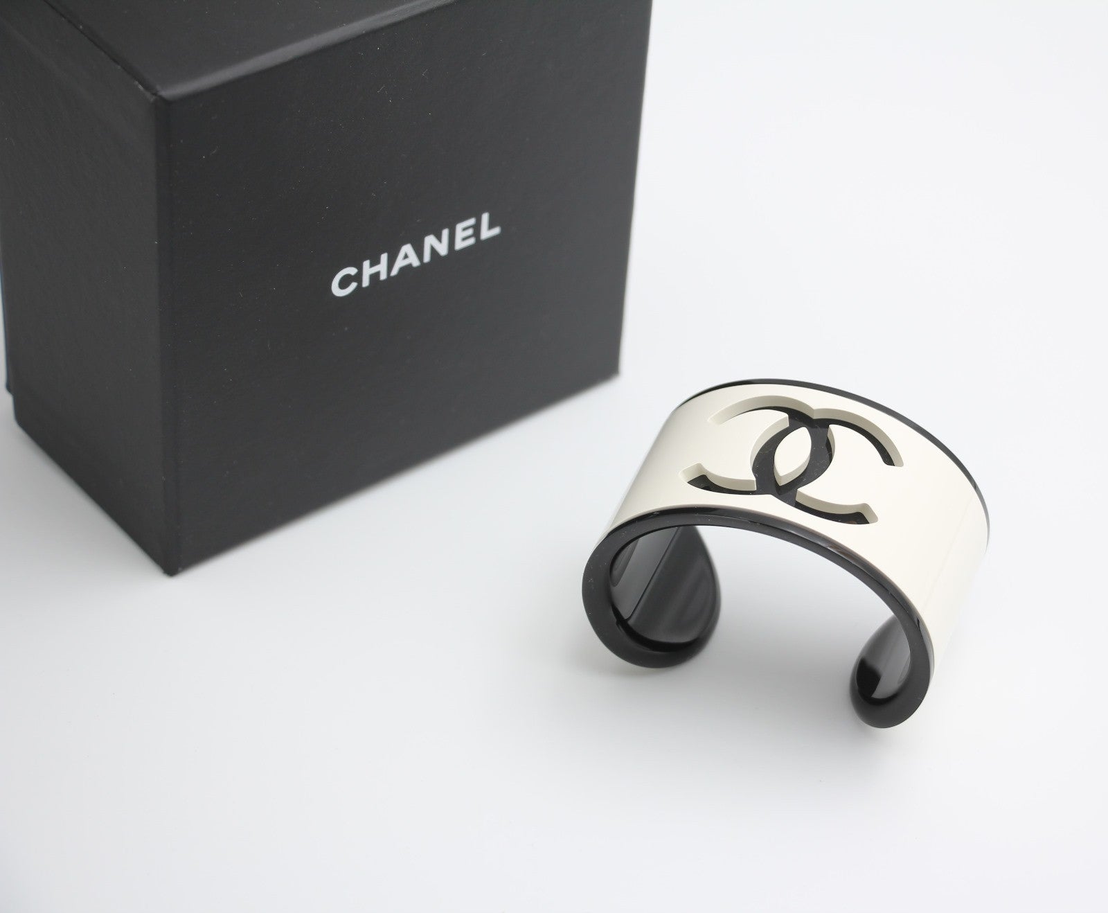 Chanel B23 Acrylic Cc Black And White Bracelet – Wararni.com