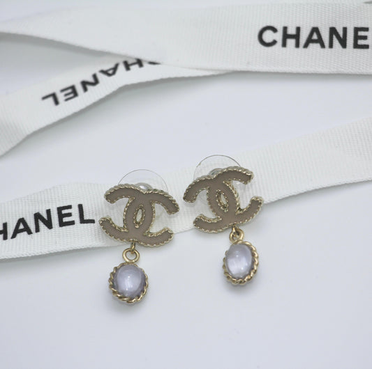 CHANEL 2014 Lilac Pendant Chanel Resin Earrings - Onesize Fashion Jewellery - Used fashion item from Wararni