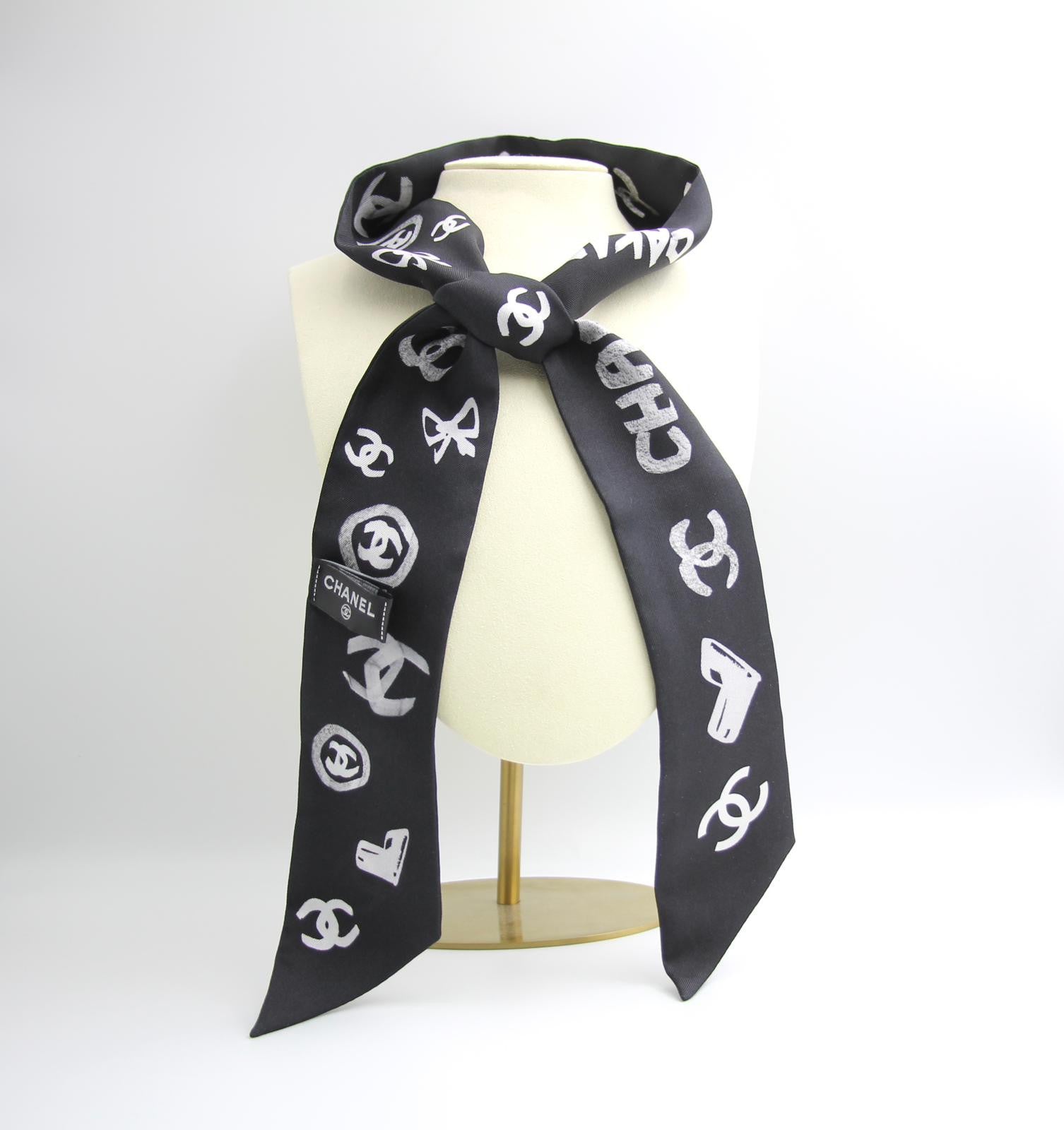 CHANEL Chanel 100 Silk Twilly Black White Cc Scarf - Onesize Accessories - Vintage fashion from Wararni