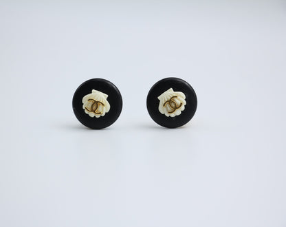 Chanel Vintage 96C Gold Plated Resin Shell Cc Logo Ear Clip