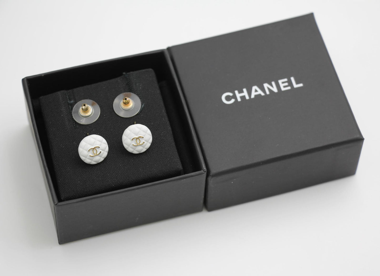 CHANEL Chanel 19C White Resin Cc Logo Stud Earrings - Onesize Fashion Jewellery - Vintage fashion from Wararni