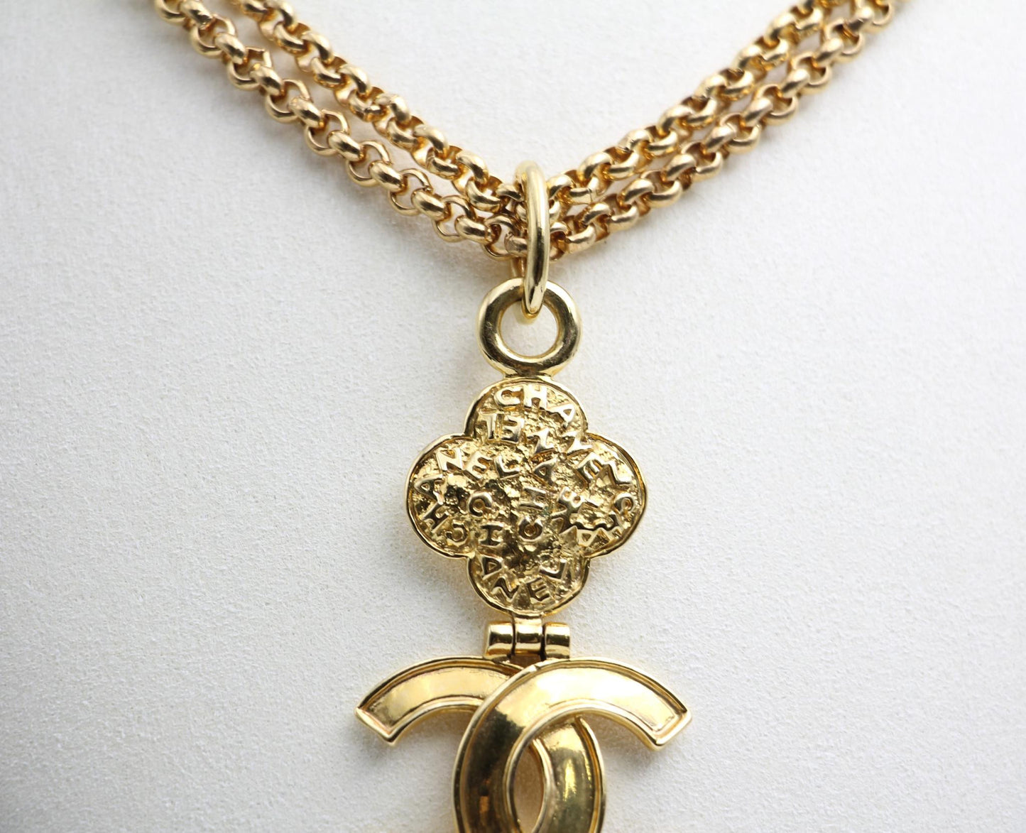 Chanel Vintage 95A Gold-Plated Plain Gold Flower Necklace