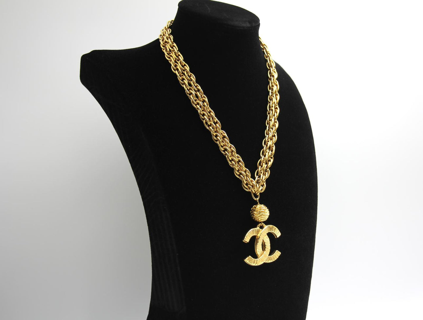 CHANEL Chanel Vintage 71 80 Year Gold Plated Cc Logo Ball Pendant Necklace - Onesize Fashion Jewellery - Vintage fashion from Wararni