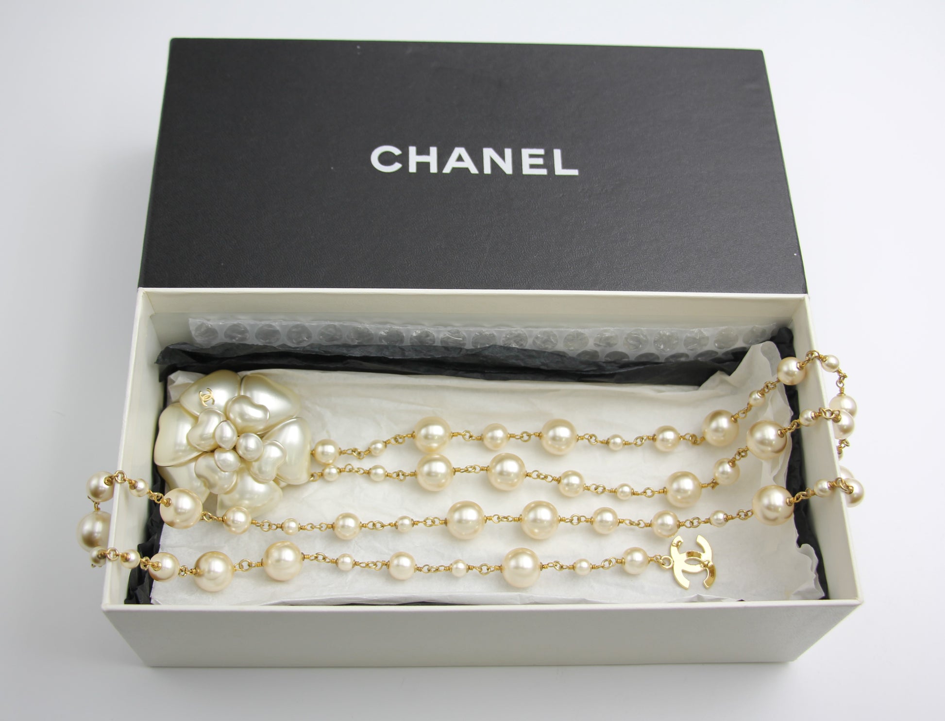 CHANEL Chanel Vintage 02A Pearl Camellia Waist Chain - Onesize Accessories - Secondhand luxury from Wararni