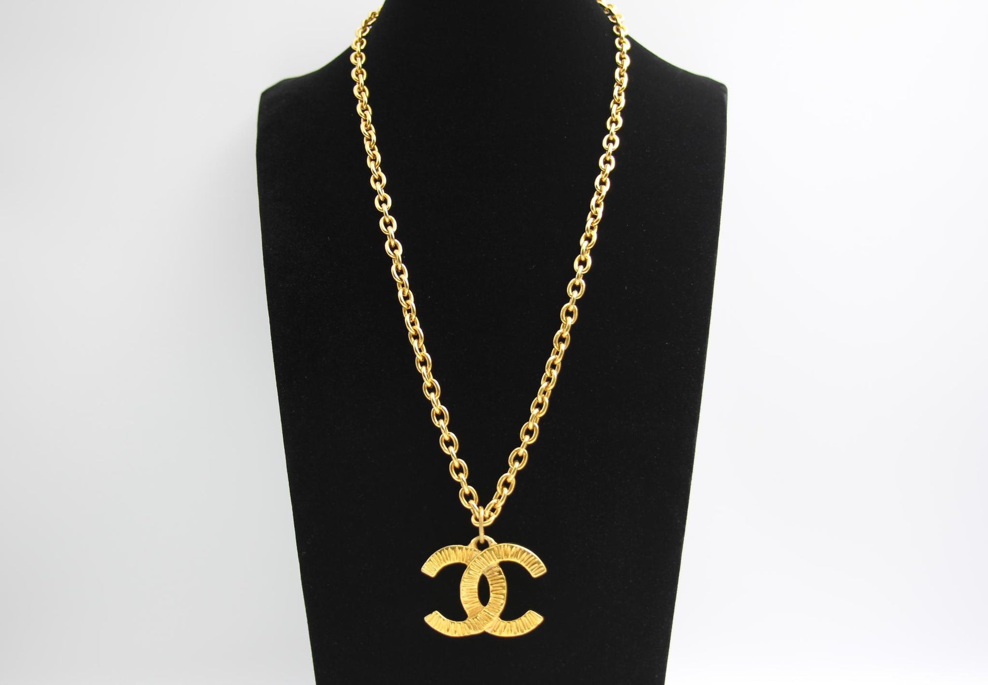 CHANEL Chanel Vintage 81 85 Year Gold Plated Brushed Line Long Necklace - Onesize Fashion Jewellery - Used fashion item from Wararni