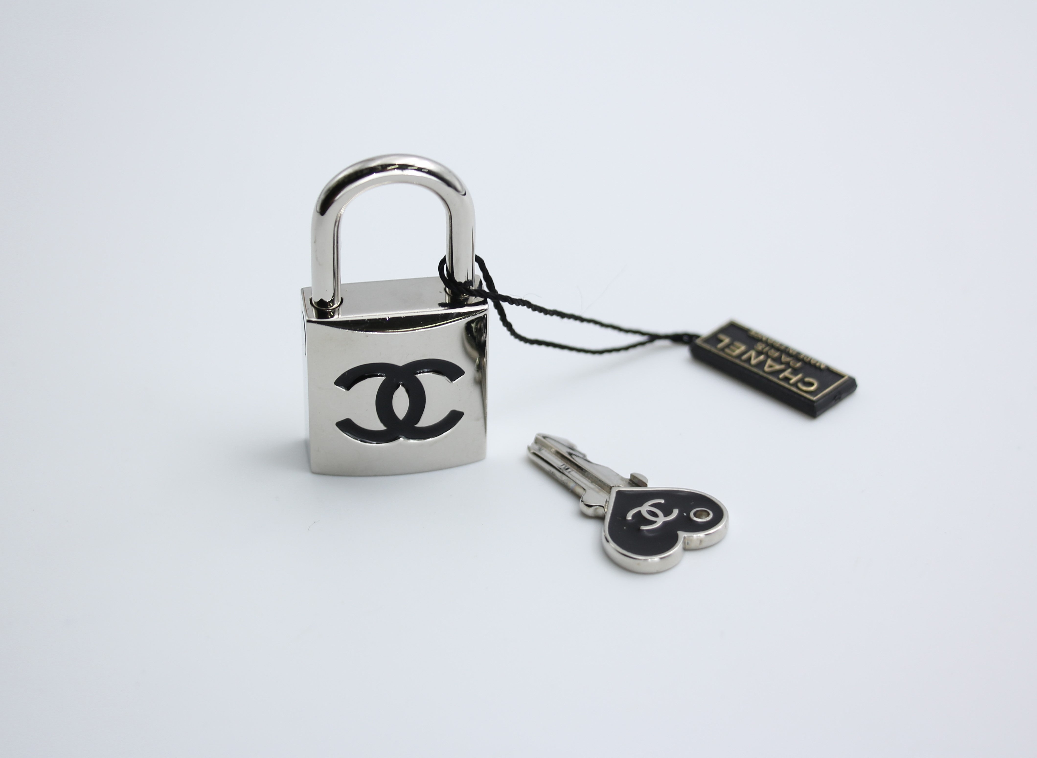 Chanel Vintage 07P Metal Heart-Shaped Key – Wararni.com
