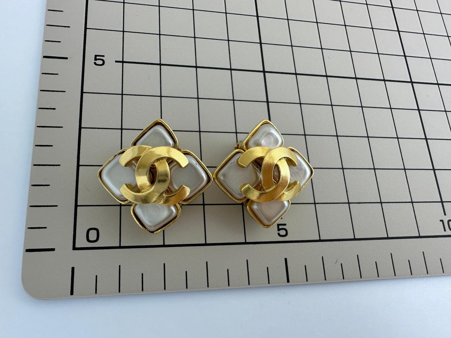 Chanel 1995 Pearl Rhombic Gold Plated Earrings Clip On