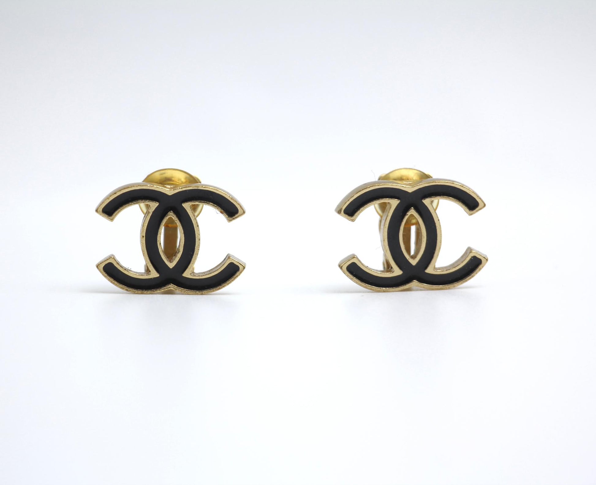 CHANEL Chanel Vintage 03A Enamel Classic Black Cc Earrings - Onesize Fashion Jewellery - Vintage fashion from Wararni